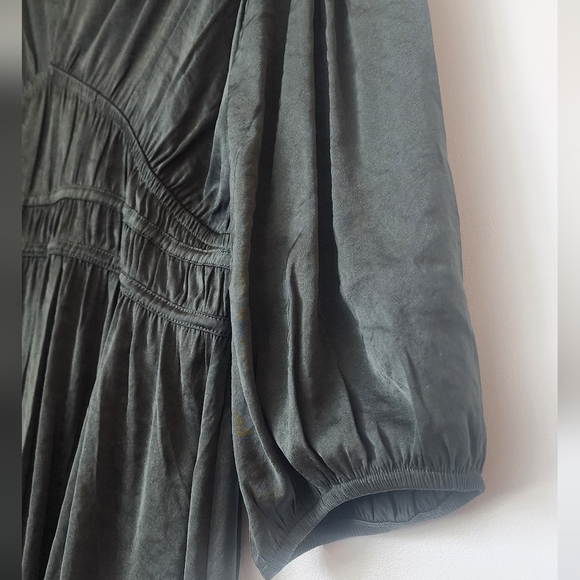 Reitmans, Medium, Green dress with gathered waist. - Picture 3 of 9